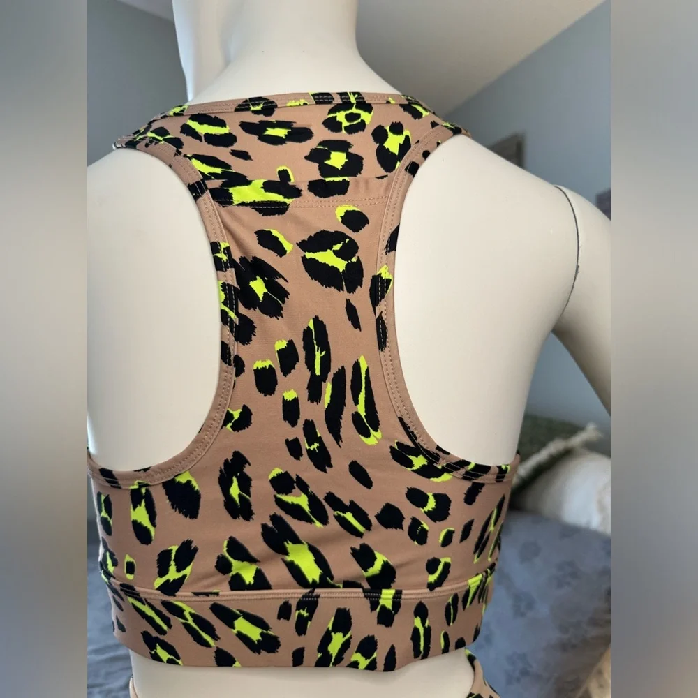 Fabletics leopard outfit. Bottoms xs and top is medium. Sold as set. - Picture 4 of 11
